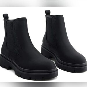 LIKE NEW: Water-Resistant Women's Chelsea Chunky-Soled Boots